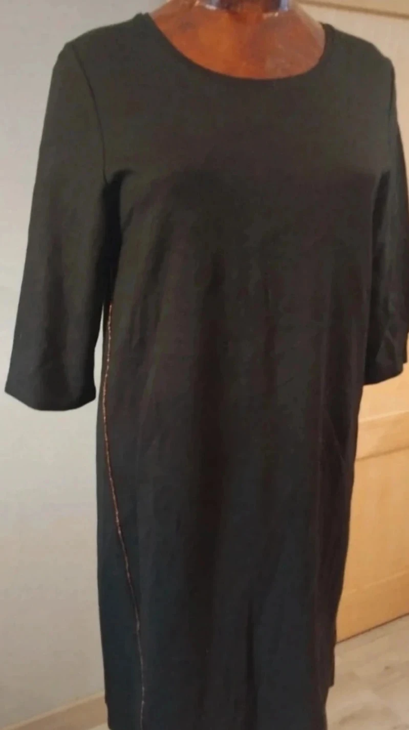 Robe noir avec liseret doré de chaque côté 
CKS T40 neuve